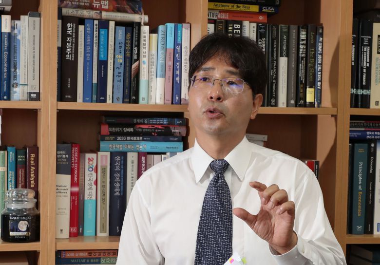 이윤수 서강대 경제학부 교수. /전기병 기자