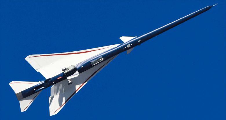 미국 항공우주국(NASA)과 방산 기업 록히드마틴이 공동 개발한 초음속 비행기 X-59가 2025년 10월  28일 캘리포니아주 팜데일 상공에서 첫 시험 비행을 하고 있다. 길쭉한 쐐기 모양 기체에 전면 유리창이 없는 X-59는 초음속 비행 시 발생하는 굉음 ‘소닉붐’이 나지 않도록 설계됐다. 이에 따라 비행 시 소음은 소닉붐의 1000분의 1 수준으로 차 문을 닫는 소리보다도 작다고 외신들은 전했다./ 로이터 연합뉴스