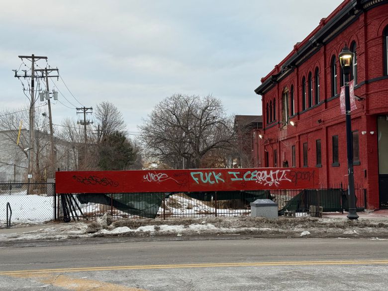 16일 미네소타주 미니애폴리스의 소말리아계 이민자 밀집 거주 지역에 이민세관단속국(ICE)에 반대하는 내용의 글귀가 새겨져 있다. /미니애폴리스(미네소타주)=김은중 특파원