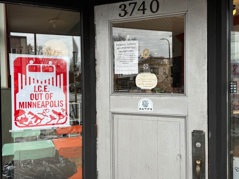 15일 미네소타주 미니애폴리스 인근 한 커피숍에 이민세관단속국(ICE) 등 연방 정부 직원의 출입을 사절한다는 내용의 안내문과 그림이 붙어 있다. /미니애폴리스(미네소타주)=김은중 특파원