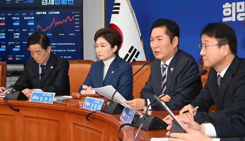 더불어민주당 정청래 대표가 19일 서울 여의도 국회에서 열린 최고위원회의에서 모두 발언을 하고 있다. 왼쪽부터 강득구, 이언주 최고위원, 정청래 대표, 한병도 원내대표. /남강호 기자