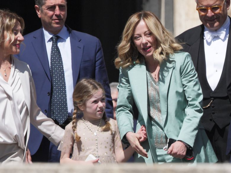 2024년 5월 26일 조르자 멜로니 이탈리아 총리가 딸 지네브라와 함께 성 베드로 광장에서 열린 제1회 세계 어린이의 날 기념 미사와 천사 기도회에 참석하고 있다. /게티이미지코리아