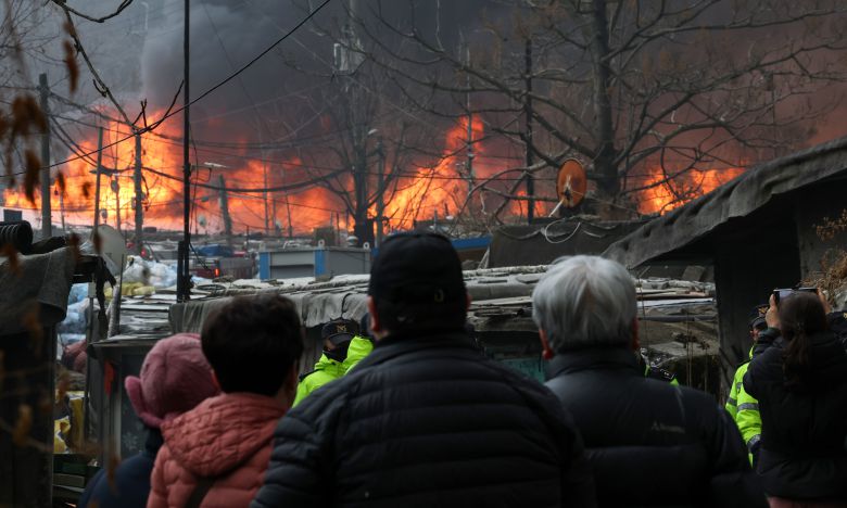 16일 오전 서울 강남구 구룡마을에 화재가 발생한 가운데 주민들이 화재 현장을 지켜보고 있다. 소방당국은 대응 2단계를 발동, 화재 진압에 나섰다. /박성원 기자