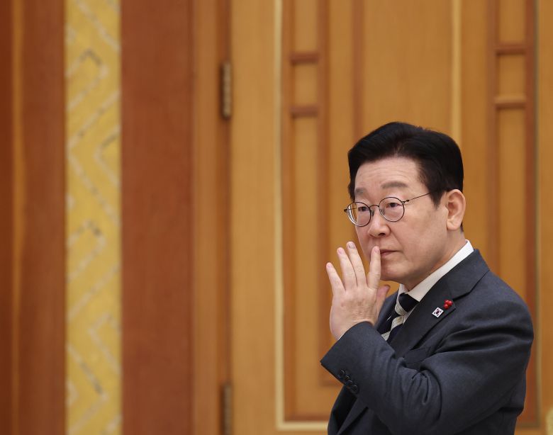 이재명 대통령이 16일 청와대를 방문한 아소 다로 전 일본 총리와의 면담에 앞서 권혁기 의전비서관과 대화를 나누고 있다./뉴스1