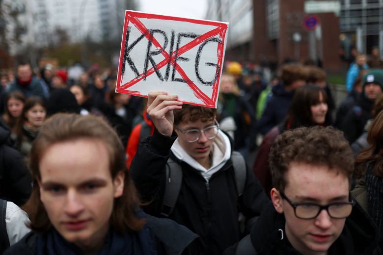 지난 달 5일 독일 베를린에서 병역 의무화 반대 시위에서 한 사람이 '전쟁 반대' 플래카드를 들고 있다. /로이터 연합뉴스