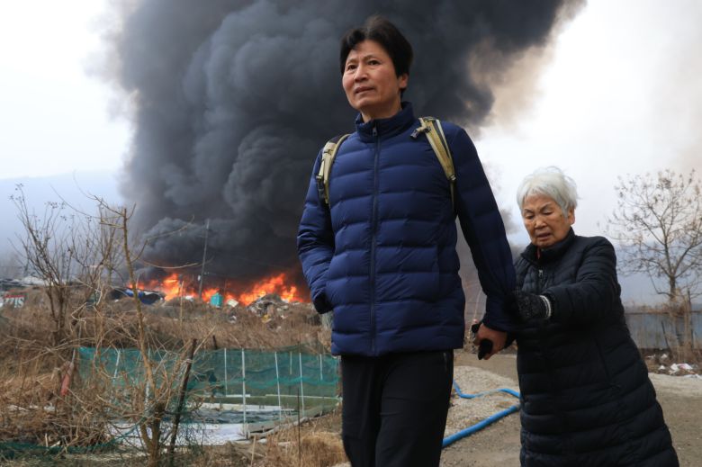 16일 오전 서울 강남구 구룡마을에 화재가 발생한 가운데 주민들이 집을 빠져나오고 있다. /박성원 기자