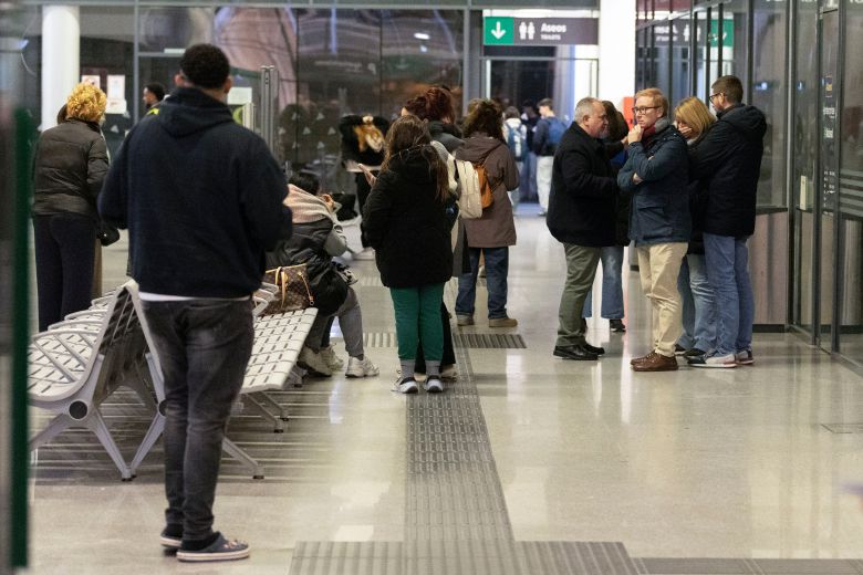 18일(현지 시각) 스페인 우엘바의 기차역에 이번 사고로 인한 사상자의 가족들이 모여있다./EPA 연합뉴스