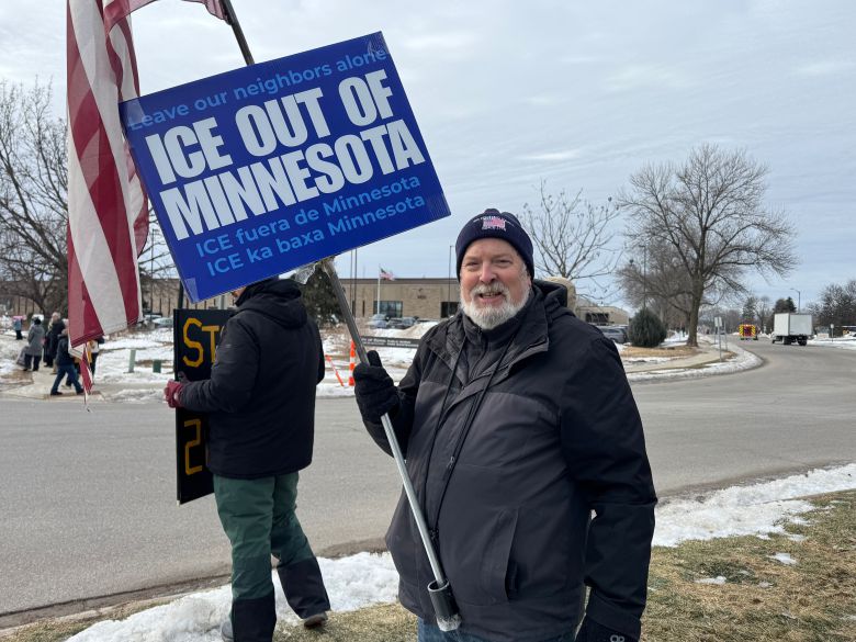 제이미 팜퀴스트씨가 15일 미네소타주 미니애폴리스 인근 공화당 본부 건물 앞에서 이민세관단속국(ICE)의 불법 이민 단속에 반대한다는 내용의 피켓을 들고 있다. /미니애폴리스(미네소타주)=김은중 특파원