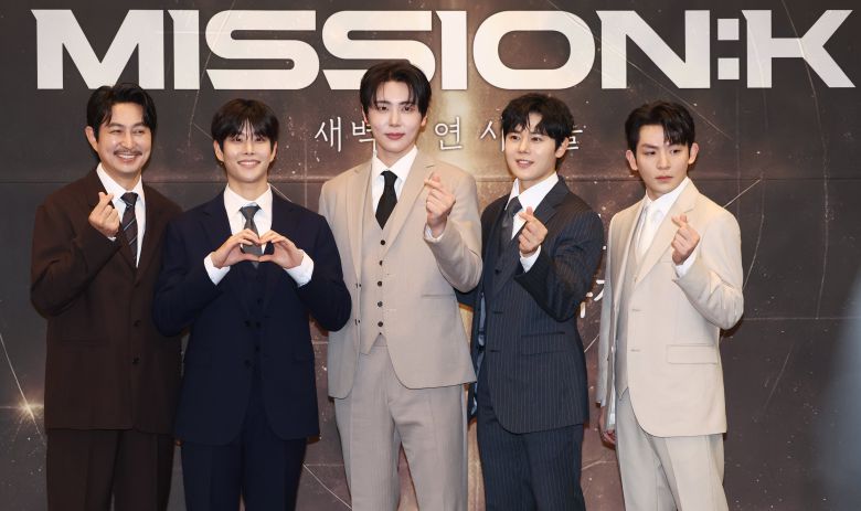 지난 5일 서울 중구 프레스센터에서 열린 뮤지컬 콘서트 '더 미션:K' 기자간담회에 참석한 배우들. 왼쪽부터 서범석, MJ, 재윤, 김동준, 리키. /연합뉴스