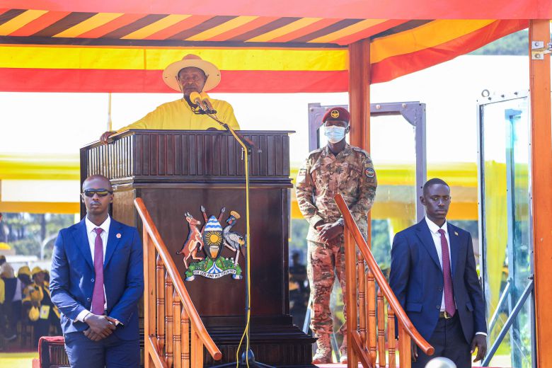 우간다 현직 대통령이자 국민저항운동(NRM) 대선 후보인 요웨리 무세베니가 13일 캄팔라에서 열린 2026년 우간다 총선을 앞두고 열린 당의 마지막 선거 유세 집회에서 연설하고 있다./AFP 연합뉴스