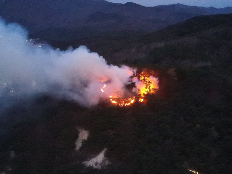 20일 울산 울주군 삼남읍 교동리 작천정계곡 인근 봉화산에 산불이 난 모습. /울산소방본부