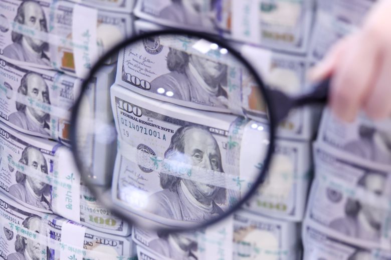 (서울=뉴스1) 민경석 기자 = 도널드 트럼프 미국 대통령의 관세 정책 여파로 미국 주식과 국채, 달러가 동시에 투매되는 '셀 아메리카(Sell America)' 현상이 일어나며 기축통화인 달러에 대한 신뢰도가 떨어지고 있다.25일 서울 중구 하나은행 위변조대응센터에서 직원이 100달러 지폐를 살펴보고 있다. 2025.4.25/뉴스1