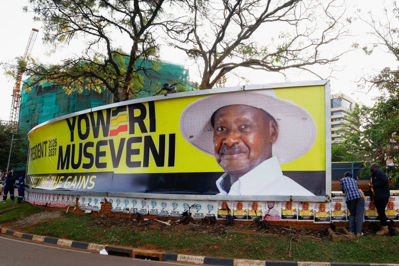 13일 우간다 캄팔라에서 총선을 앞두고 노동자들이 집권 국민저항운동(NRM)당 지도자인 요웨리 무세베니 우간다 대통령의 선거 홍보판을 설치하고 있다./로이터 연합뉴스