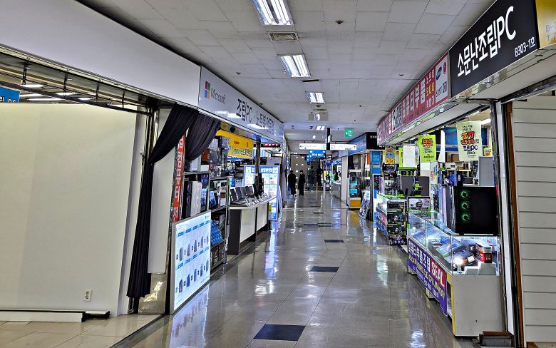 D램 가격 급등으로 PC 수요가 크게 줄면서 가뜩이나 한산하던 용산 선인 상가의 조립 PC 전문 매장이 아예 텅텅 비었다. /최아리 기자