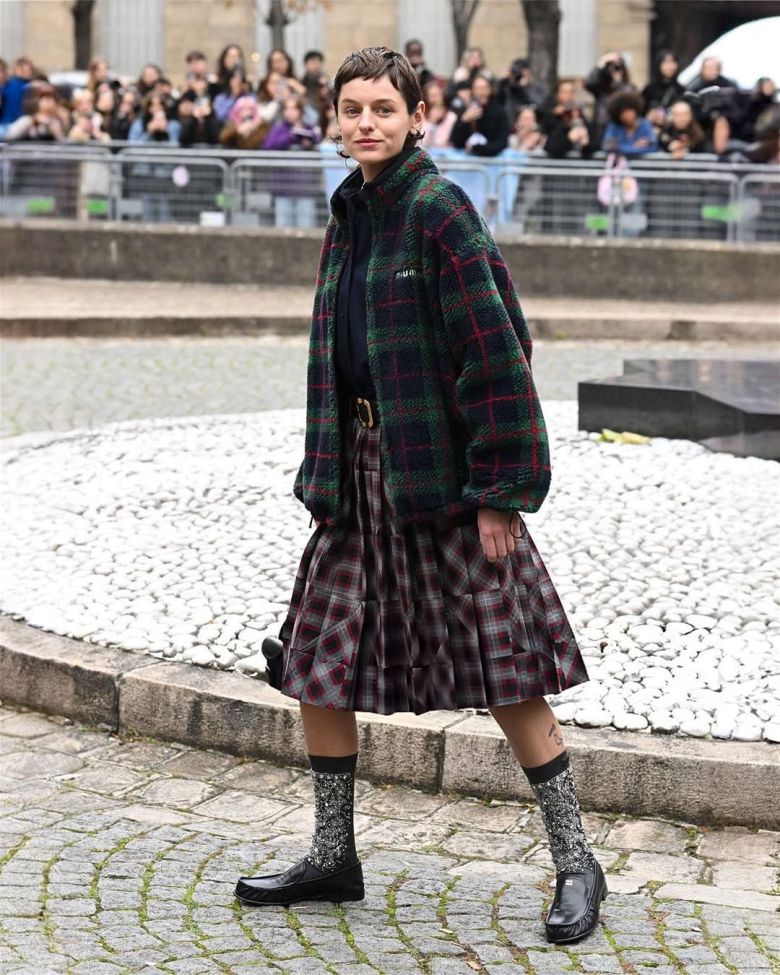 2025 가을/ 겨울 미우미우 패션쇼에 참석한 여배우 엠마 코린의 미우 미우 플리스 룩. @harry_lambert