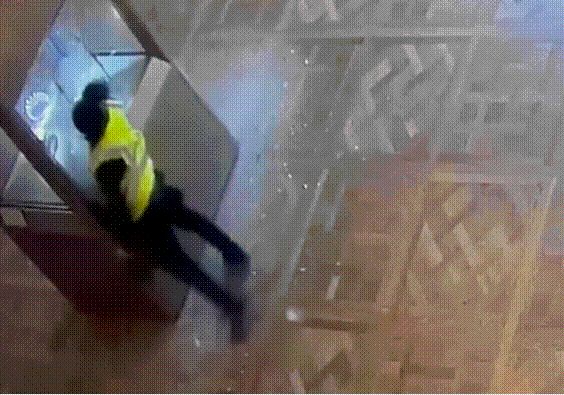 형광 조끼를 입은 범인이 유리를 깬 뒤 보물을  꺼내가고 있다. /TF1