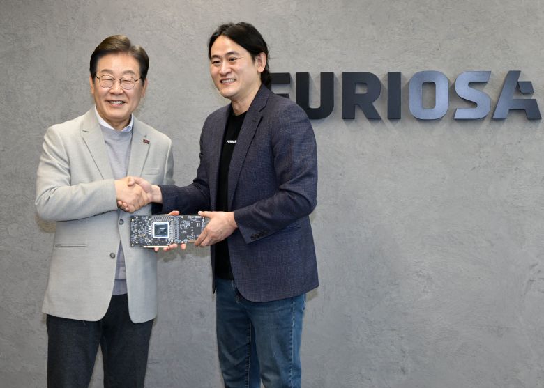 지난해 4월 이재명 대통령이 서울 강남구 퓨리오사AI에서 백준호 퓨리오사AI 대표와 기념촬영을 하고 있다./뉴스1