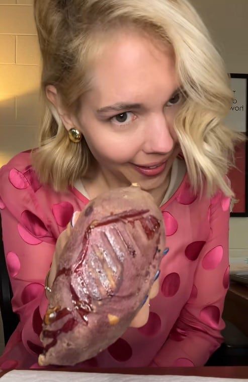 군고구마 먹는 미국 인플루언서 /틱톡 'courtneylcook'