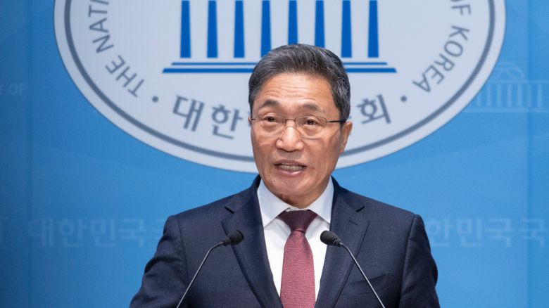 이학재 인천국제공항공사 사장이 20일 국회 소통관에서 '대통령실의 인천공항 공사 불법 인사 개입'을 주장하는 기자회견을 하고 있다.     이 사장은 "인천공항이 10년 만에 유례없는 특정 감사를 받고 있다"라며 "또 매년 시행되는 정기 인사를 둘러싼 대통령실과 국토부의 불법 개입이 지난해 말부터 심각했다"고 기자회견에서 주장했다. /연합뉴스