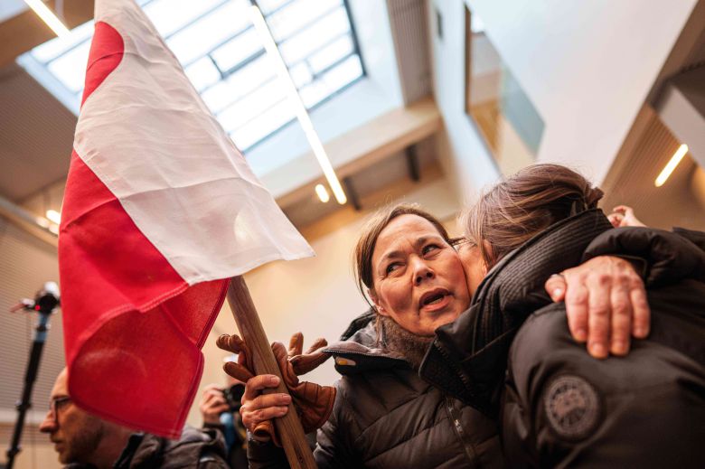 20일 그린란드 외교·연구 담당 장관 비비안 모츠펠트(Vivian Motzfeldt)가 그린란드 누크 공항에 도착한 뒤 한 여성과 포옹하고 있다./AP 연합뉴스