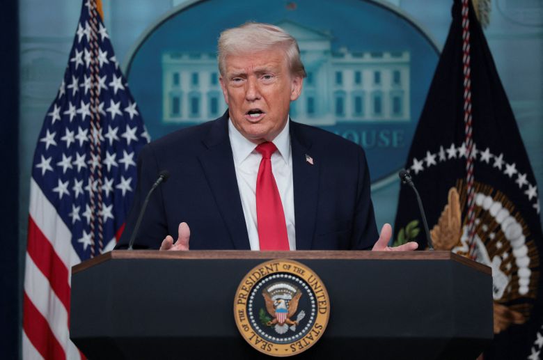 도널드 트럼프 대통령은 20일 열린 기자회견에서 그린란드를 장악하려는 노력을 멈추지 않겠다는 의지를 밝혔다. /로이터 연합뉴스