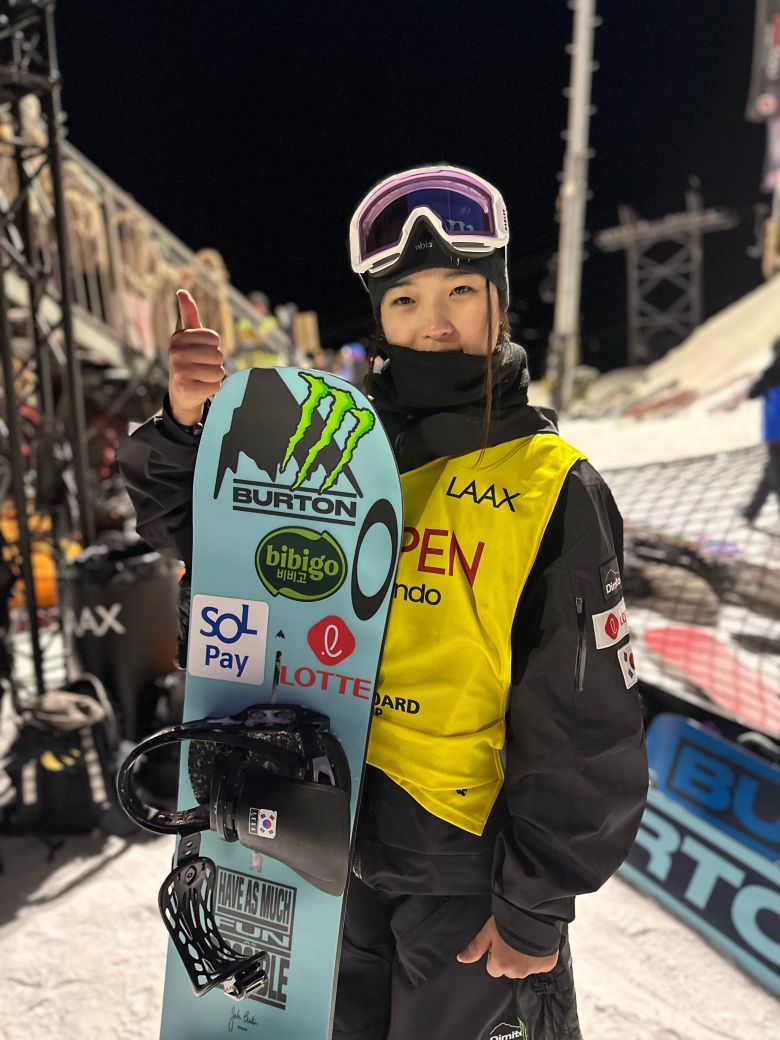 최가온(세화여고)이 18일 스위스 락스에서 열린 2025-2026 FIS 스노보드 월드컵 여자 하프파이프 결선에서 92.50점을 받아 1위를 차지했다. 사진은 기념촬영하는 최가온. /올댓스포츠, 연합뉴스