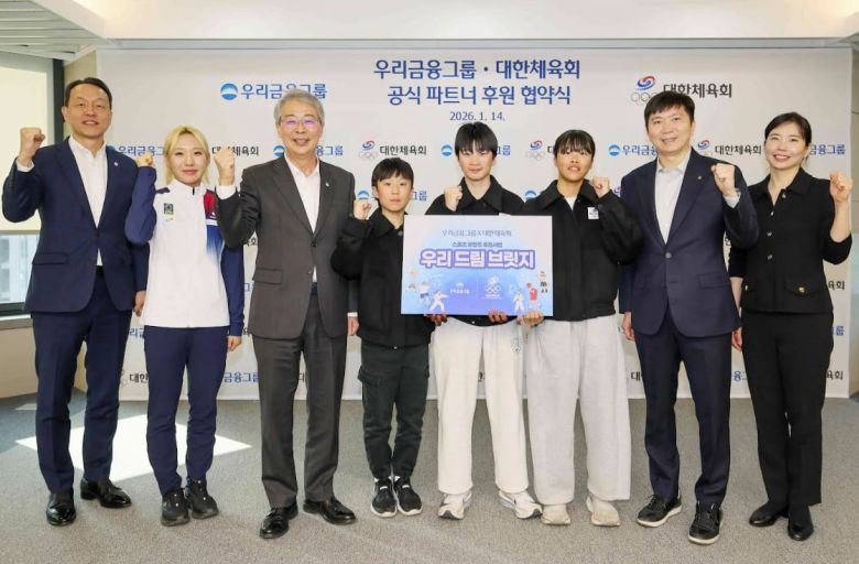 임종룡 우리금융지주 회장(왼쪽 세 번째)이 14일 서울 중구 본사에서 대한체육회와 공식 파트너 협약을 체결한 뒤 성승민 근대5종 국가대표 선수, 류준수 스노보드 선수, 박재연 크로스컨트리 선수, 이윤주 크로스컨트리 선수 등 참석자들과 기념 촬영하고 있다. /우리금융 제공, 연합뉴스