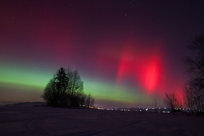20일 폴란드 남부 자코파네 인근 두트코프카 마을, 타트라산맥 포드할레 지역에 오로라 현상이 일어나고 있다./EPA 연합뉴스
