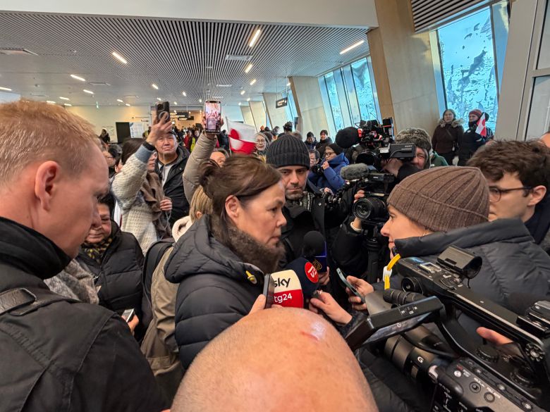 20일 오후 그린란드 누크공항에서 최근 워싱턴 DC 백악관에서 미국·덴마크 정부와 회담을 마친 뒤 귀국한 비비안 모츠펠트(가운데 여성) 자치정부 외무부 장관이 취재진에 둘러싸여 있다./원선우 특파원