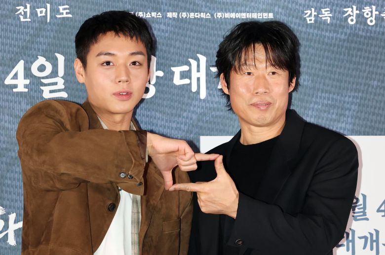 배우 박지훈과 유해진이 21일 오후 서울 강남구 코엑스 메가박스점에서 열린 영화 ‘왕과 사는 남자’ 기자간담회에서 포즈를 취하고 있다. /뉴스1