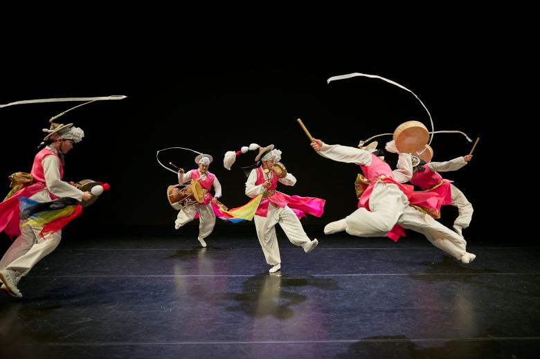 서울 돈화문국악당에서 열린 채상소고춤 명인 '김운태전(傳)' 공연 중 그가 여성농악단의 맥을 이어 조직한 '연희단 팔산대'의 판굿./PRM