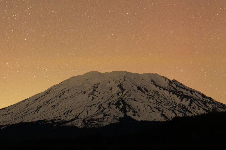 19일 미국 워싱턴주 쿠거에 있는 눈 덮인 세인트헬렌스 산 위 하늘이 오로라로 가득 차 있다./AP 연합뉴스