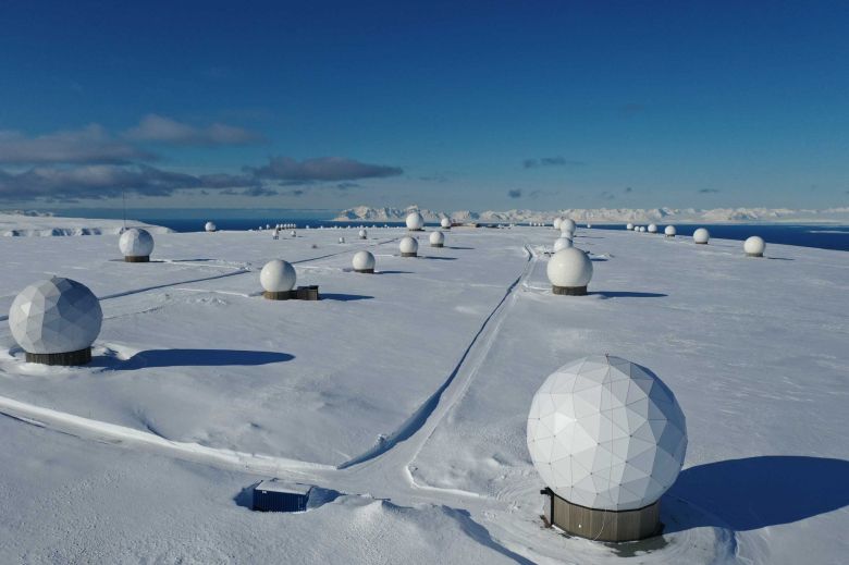 작년에 개봉된 영화 미션임파서블 8편 '파이널 레코닝(Final Reckoning)'의 촬영 장소로도 쓰인, 100개의 지오데식(geodesic)돔 위성 안테나가 설치된  스발바르 위성 스테이션(Svalsat). 이곳은 극궤도 위성이 지구를 공전할 때마다 빠짐없이 교신할 수 있는 유일한 지상국이며, 전 세계에서 가장 많은 위성에 대해 데이터 수신과 위성 운용 서비스를 제공한다.