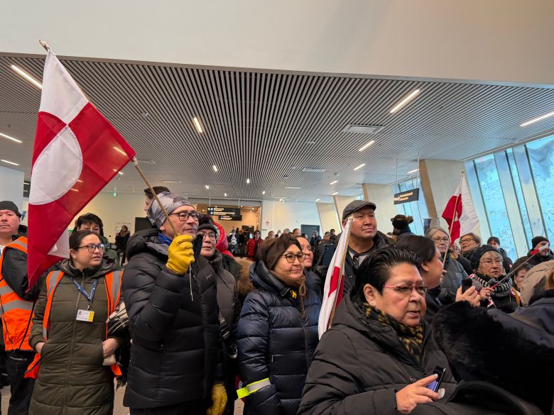 20일 오후 그린란드 누크공항에서 최근 워싱턴 DC 백악관에서 미국·덴마크 정부와 회담을 마친 뒤 귀국하는 비비안 모츠펠트 자치정부 외무부 장관을 환영하는 인파가 자치령 깃발을 들고 서 있다./원선우 특파원