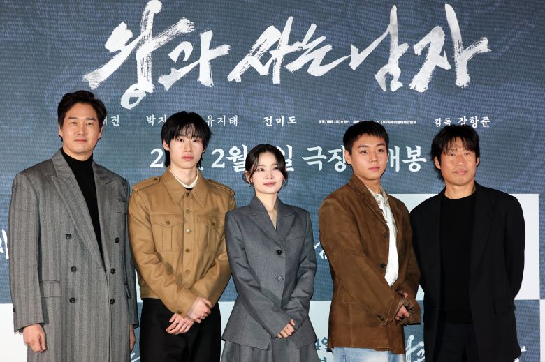 배우 유지태(왼쪽부터), 김민, 전미도, 박지훈, 유해진이 21일 오후 서울 강남구 코엑스 메가박스점에서 열린 영화 ‘왕과 사는 남자’ 기자간담회에서 포즈를 취하고 있다. /뉴스1