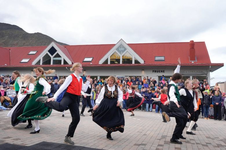 작년 8월 14일, 노르웨이의 스발바르에 대한 주권 행사 100주년을 기념하기 위해 롱이어비엔 마을 광장에서 열린 축제에서 민속 무용단 폴라레이크가 춤을 추고 있다./Norsk Telegrambyrå