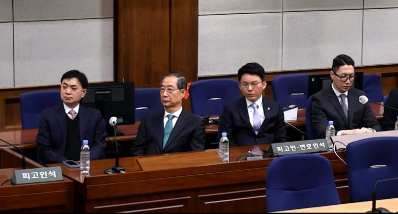 21일 오후 서울 서초구 서울중앙지법 417호 대법정에서 열린  한덕수 전 국무총리 내란 중요 임무 종사 1심 선고 공판에서 한덕수 전 국무총리가 변호인들과 피고인석에 앉아 있다./서울중앙지법