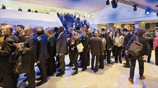 트럼프 연설 들으려 ‘구름 관중’  21일 스위스 다보스에서 열린 세계경제포럼(WEF) 참석자들이 도널드 트럼프 미국 대통령의 연설을 듣기 위해 행사장 입장을 기다리고 있다./최우석 기자