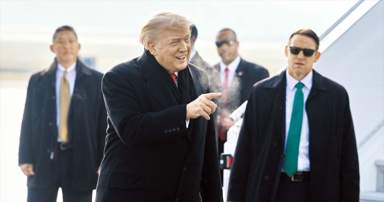 기체 이상으로 전용기 갈아타고 온 트럼프  스위스 다보스에서 열리는 세계경제포럼 참석차 21일 취리히 공항에 도착한 도널드 트럼프 미국 대통령이 전용기에서 내린 뒤 수행원들에게 손짓하고 있다. 트럼프는 전날 백악관에서 취임 1주년 기자회견을 마친 뒤 전용기편으로 다보스로 향했다가, 기체의 전기 계통 이상으로 회항해 예비 항공기로 갈아타고 다시 출발했다./ AP 연합뉴스