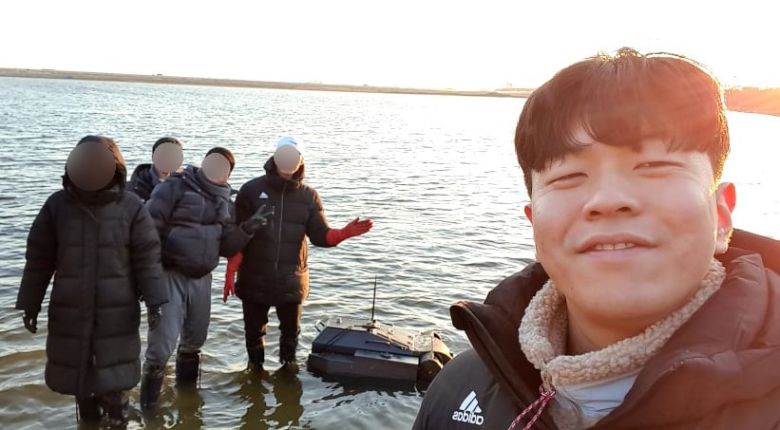 사업 초기 시절, 팀원들과 제품의 성능을 테스트하는 권 대표의 모습. /본인 제공