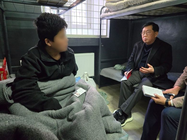 국민의힘 유용원 의원이 작년 2월 25일 우크라이나에서 북한군 포로 2명을 면담하는 모습/유용원 의원실
