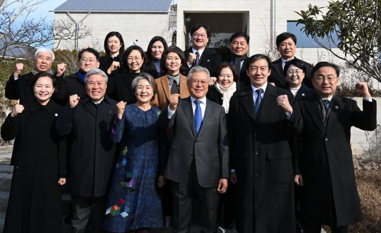 조국 조국혁신당 대표와 서왕진 원내대표를 비롯한 지도부가 1일 새해를 맞아 경남 양산 평산마을을 찾아 문재인 전 대통령 부부와 기념 촬영을 하고 있다./뉴스1