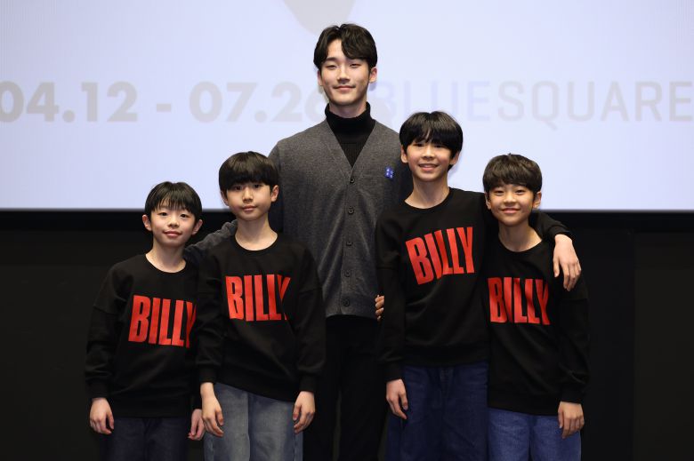 뮤지컬 '빌리 엘리어트'의 '빌리' 조윤우, 김우진, 임선우, 김승주, 박지후. 초연의 소년 빌리를 연기했던임선우(가운데) 유니버설발레단 수석무용수는 이번 공연에서 '성인 빌리'를 연기한다./연합뉴스