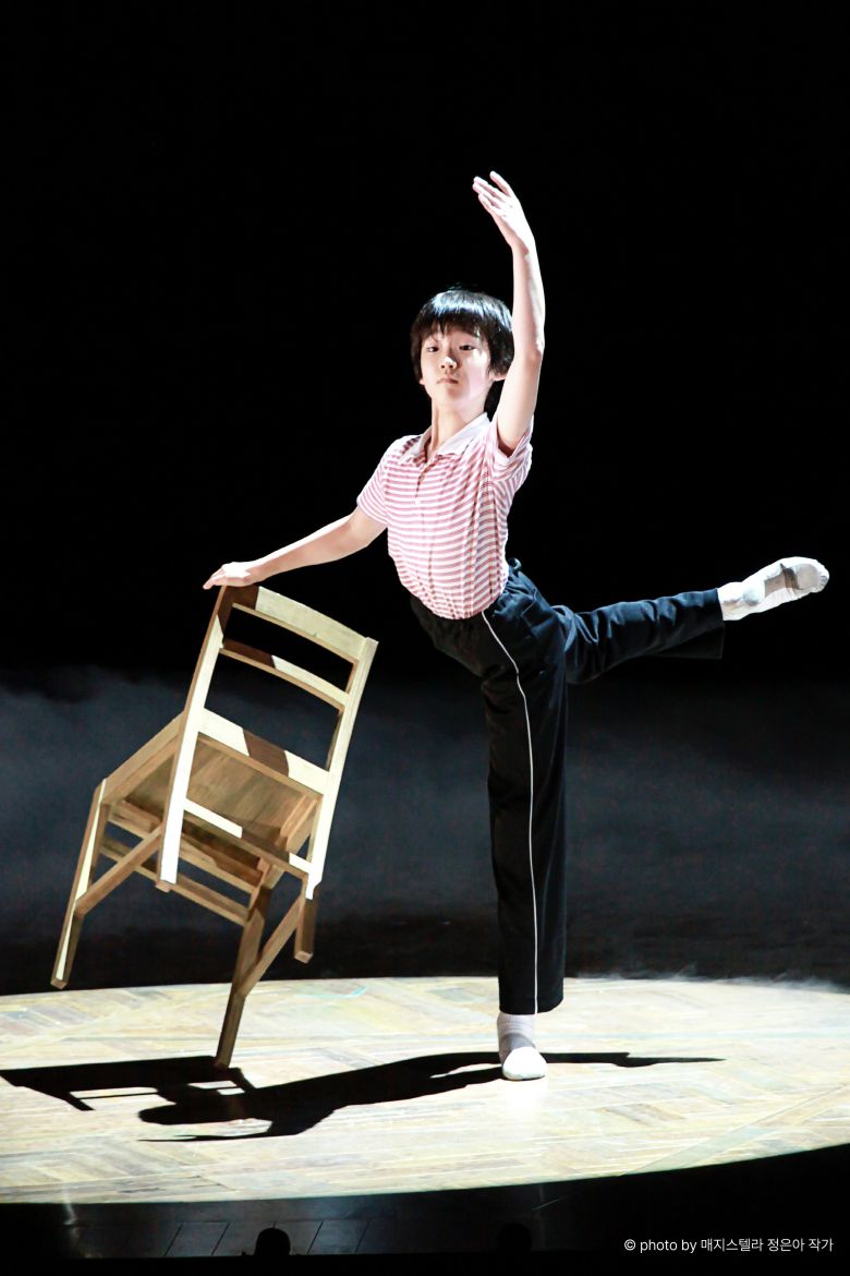 2010년 뮤지컬 ‘빌리 엘리어트’ 초연에서 ‘드림 발레’ 장면을 연기하는 소년 빌리 임선우. /신시컴퍼니