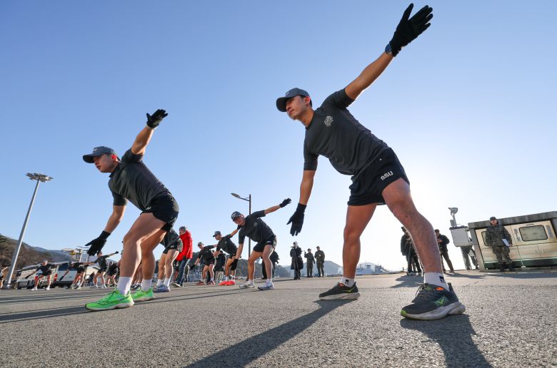 전국적으로 맹추위가 기승을 부린 22일 경남 창원 진해 군항에서 열린 혹한기 내한훈련에서 해군 심해잠수사(SSU)들이 본격 훈련 전 준비운동을 하고 있다. /장경식 기자