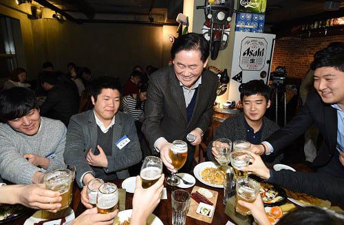 최경환(가운데) 부총리 겸 기획재정부 장관이 26일 서울 홍대앞 호프집에서 졸업을 앞둔 대학생들과 만나 맥주를 마시고 있다.