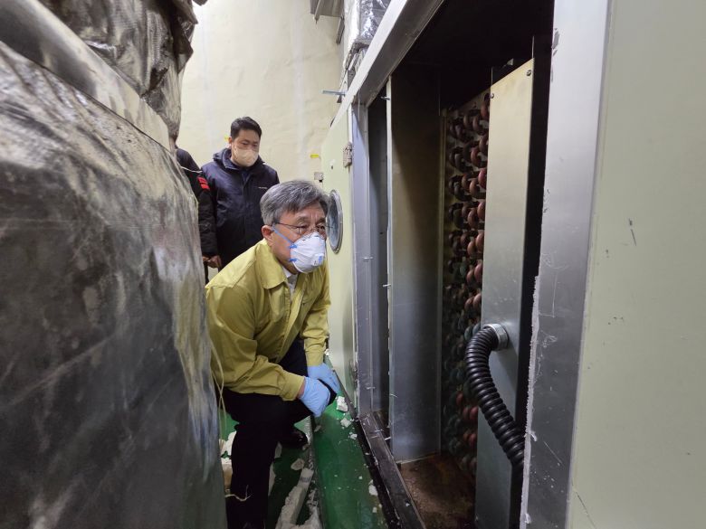 허민 국가유산청장이 23일 오전 서울 종로구 국립고궁박물관 화재 현장에서 피해 상황을 점검하고 있다. /국가유산청