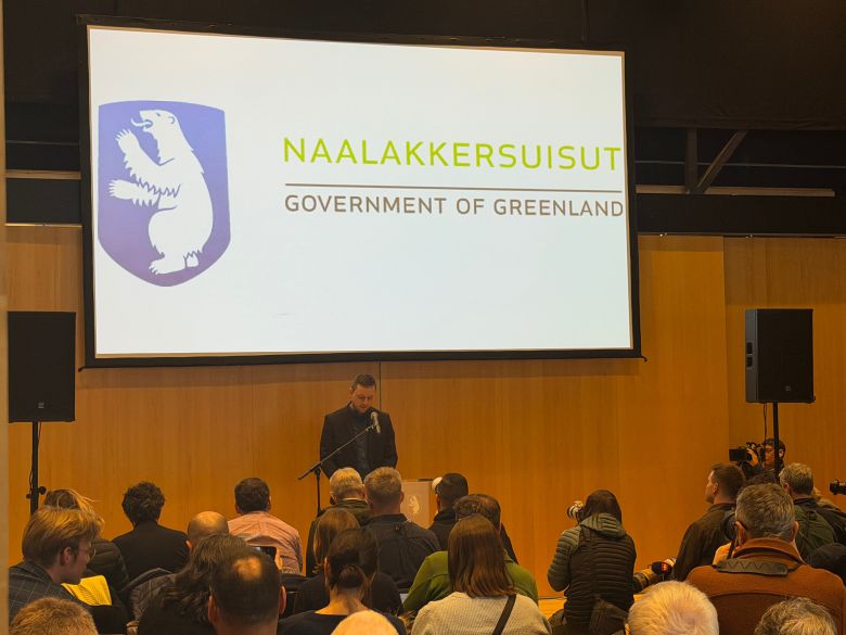 옌스프레데리크 닐센 그린란드 자치정부 총리가 22일 수도 누크의 프레스센터에서 기자들과 질의 응답을 하고 있다./원선우 특파원