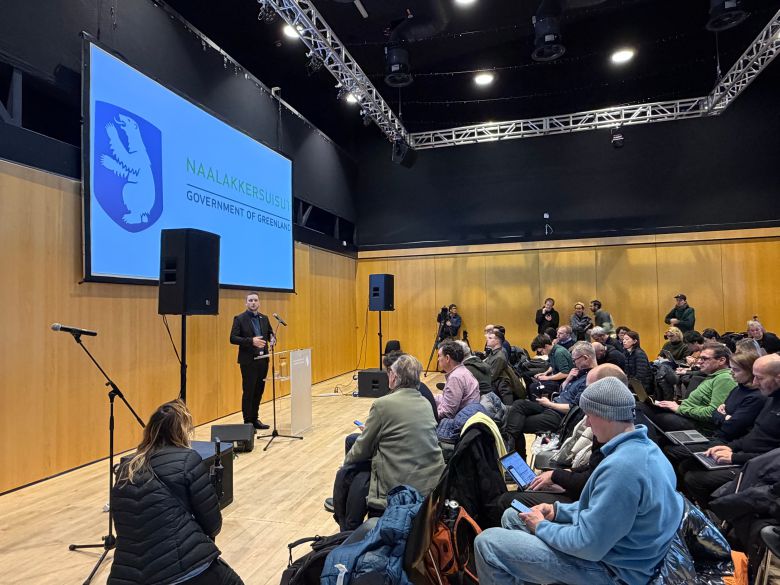옌스프레데리크 닐센 그린란드 자치정부 총리가 22일 수도 누크의 프레스센터에서 기자들과 질의 응답을 하고 있다./원선우 특파원