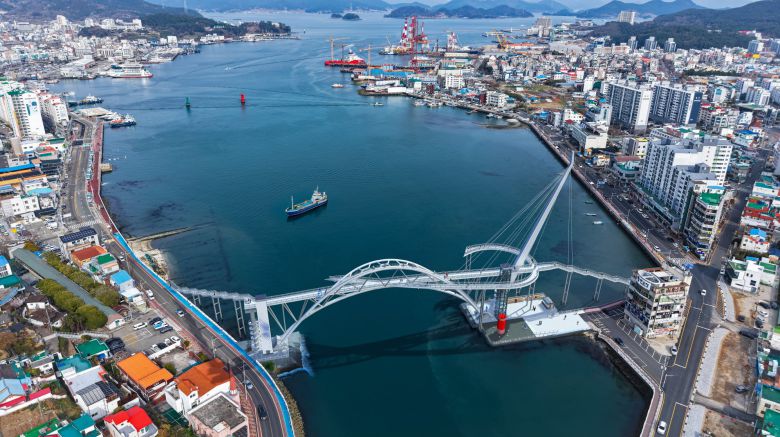 경남 통영항 앞바다에 국내 최초로 클라이밍 시설 등을 갖춘 이색 해상 보행교가 조성된다. 사진은 예상도. /통영시